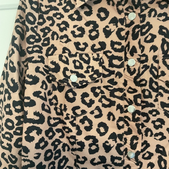 New XL. Women’s Leopard  button up shirt with long sleeves and two front pockets - Picture 11 of 12